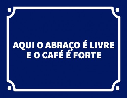 Placa Decorativa Aqui o abraço é livre e o café é forte